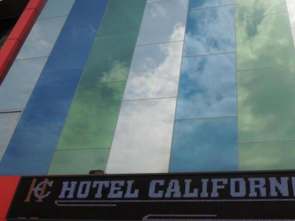 California Hotel Джакарта Екстериор снимка