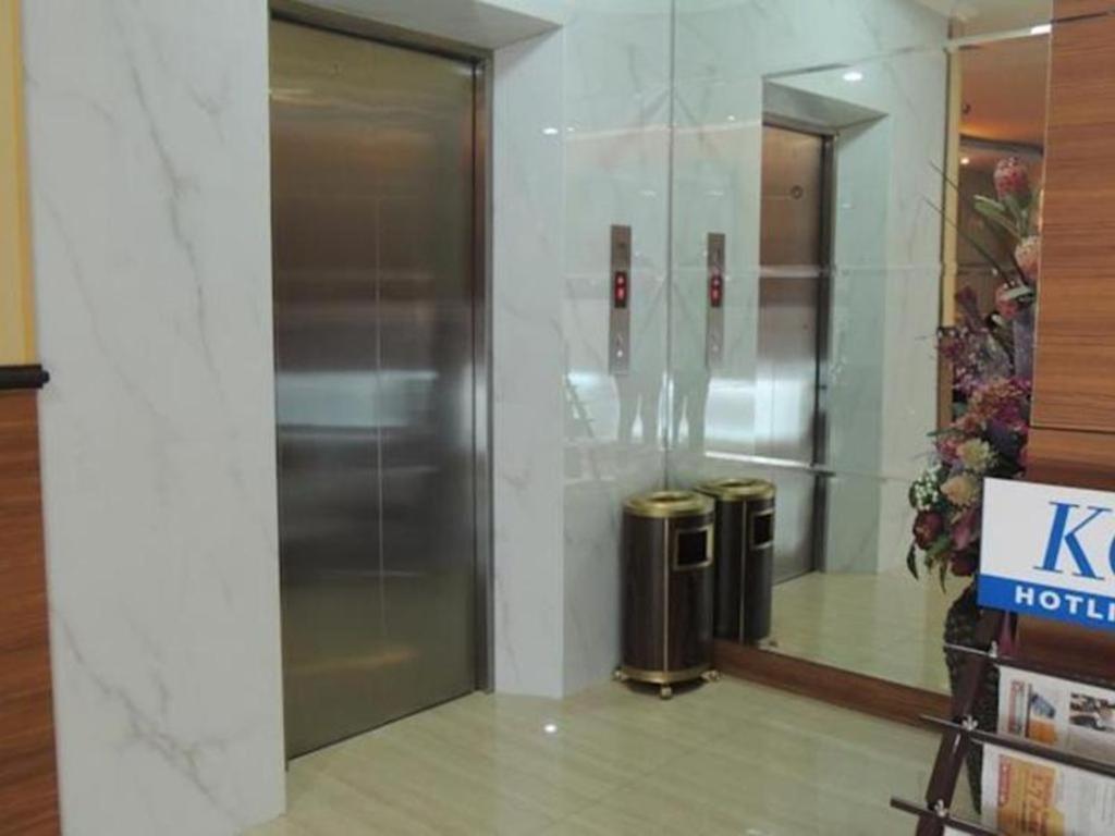 California Hotel Джакарта Екстериор снимка