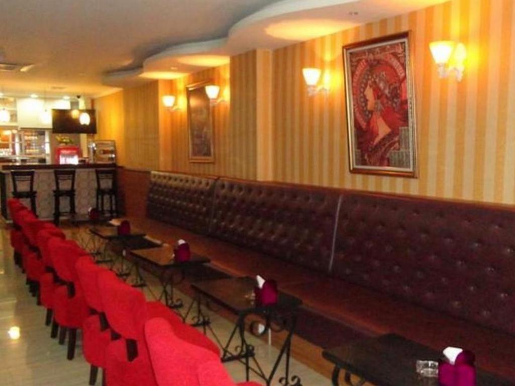 California Hotel Джакарта Екстериор снимка