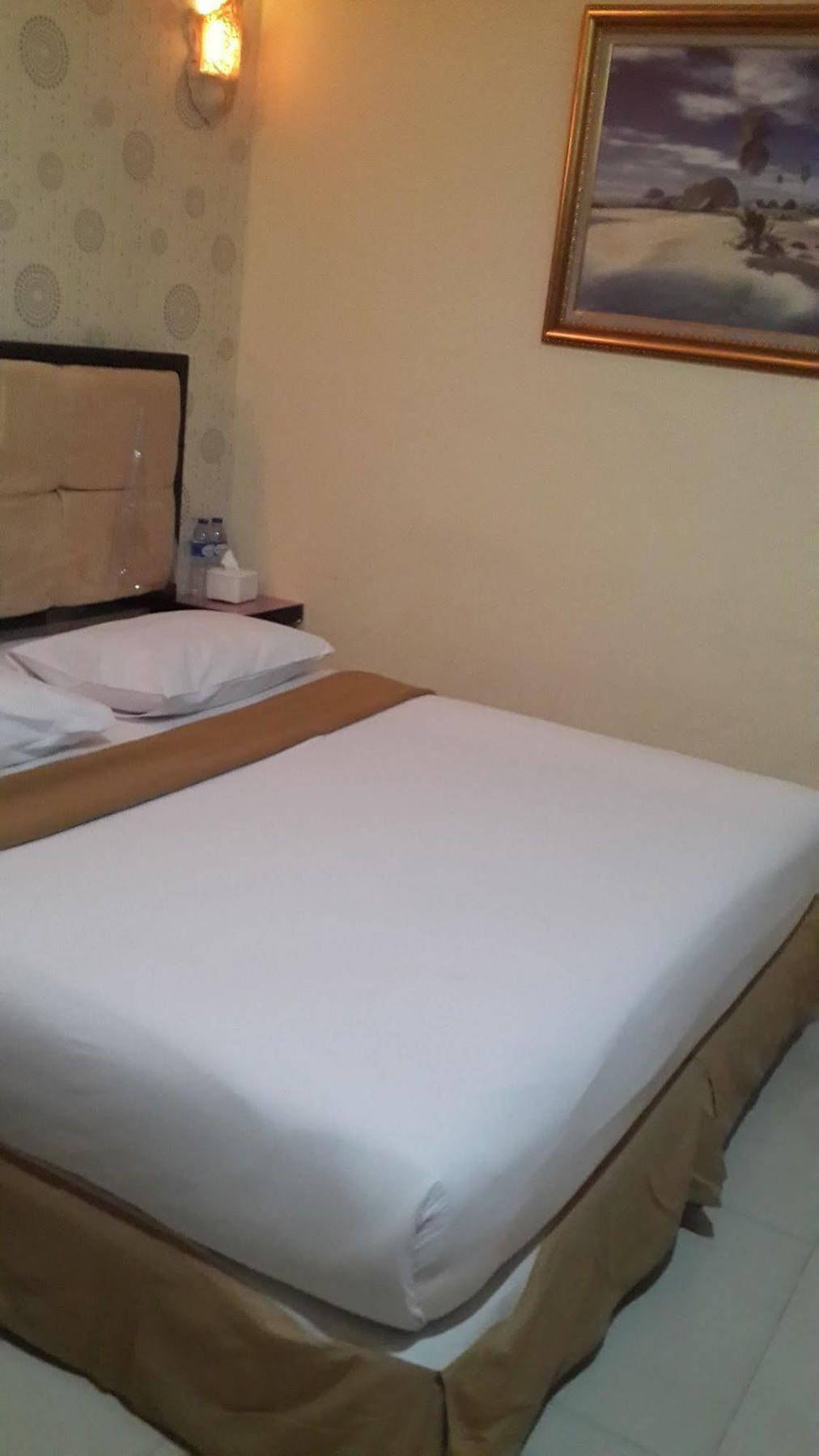 California Hotel Джакарта Екстериор снимка