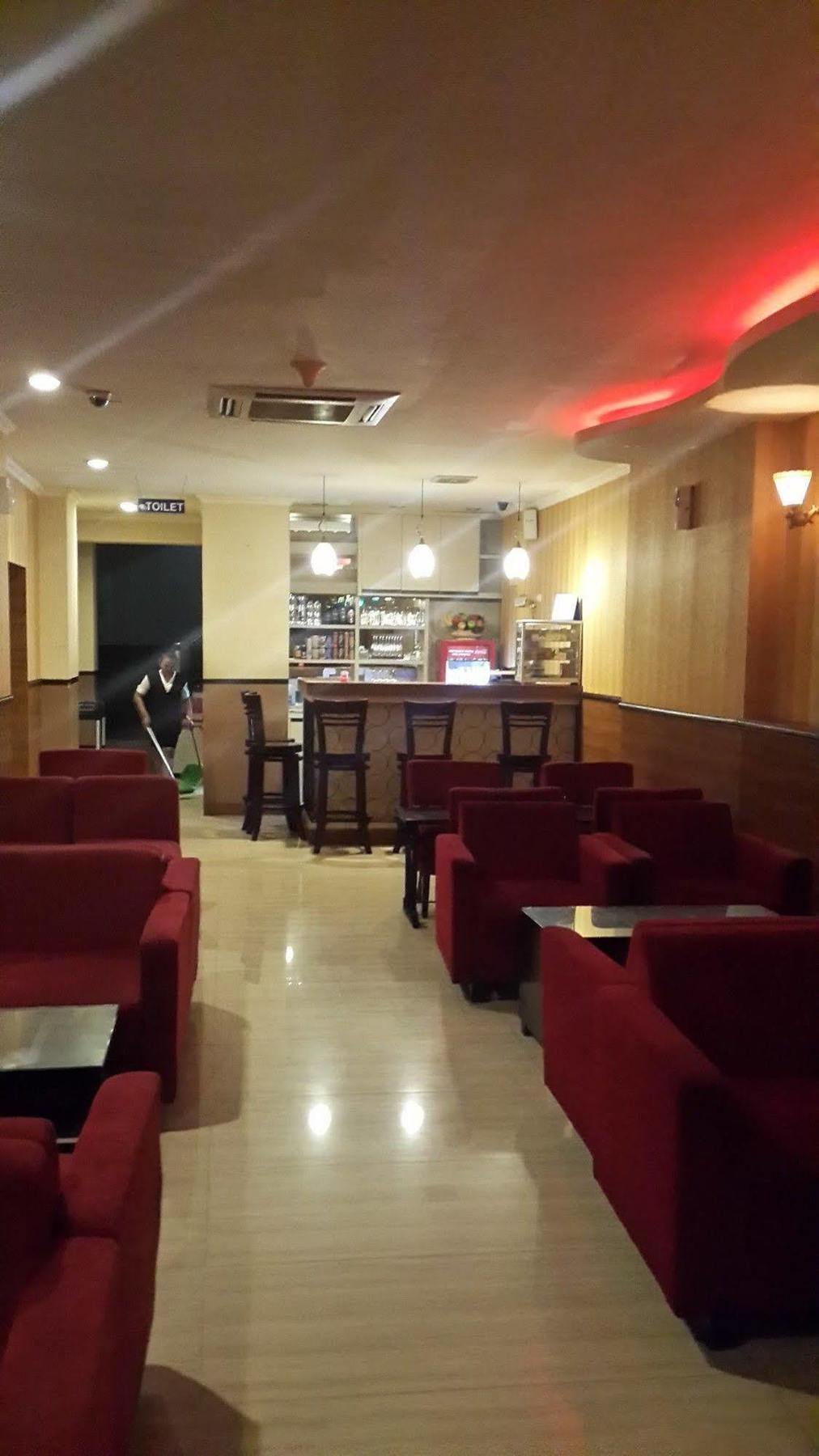 California Hotel Джакарта Екстериор снимка